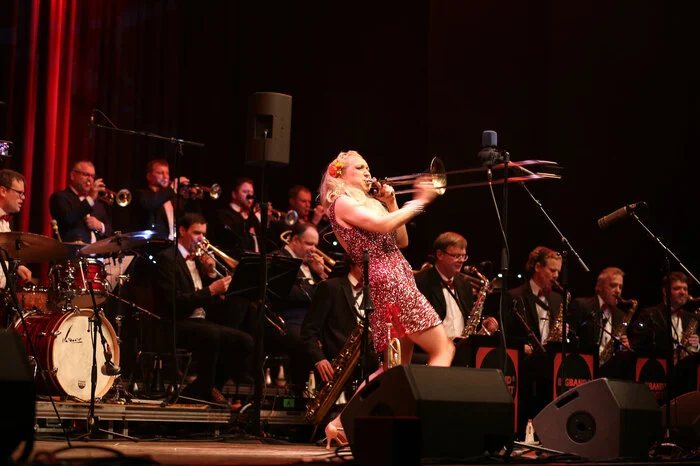 Ob mit ihrer Trompete, der Posaune oder einer Blockflöte, gemeinsam mit den Musikern der Lungau Bigband ging die Post auf der Bühne ab. Gunhild Carling begeisterte das Publikum. Mehr von der BigBand Night verrät die folgende Bildergalerie