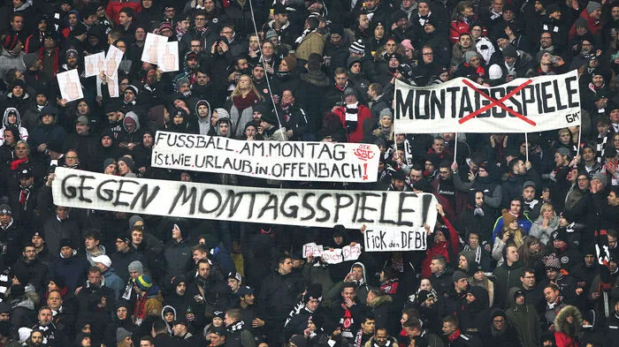 Die Fans in Frankfurt hatten eine klare Meinung zu den Montagsspielen.
