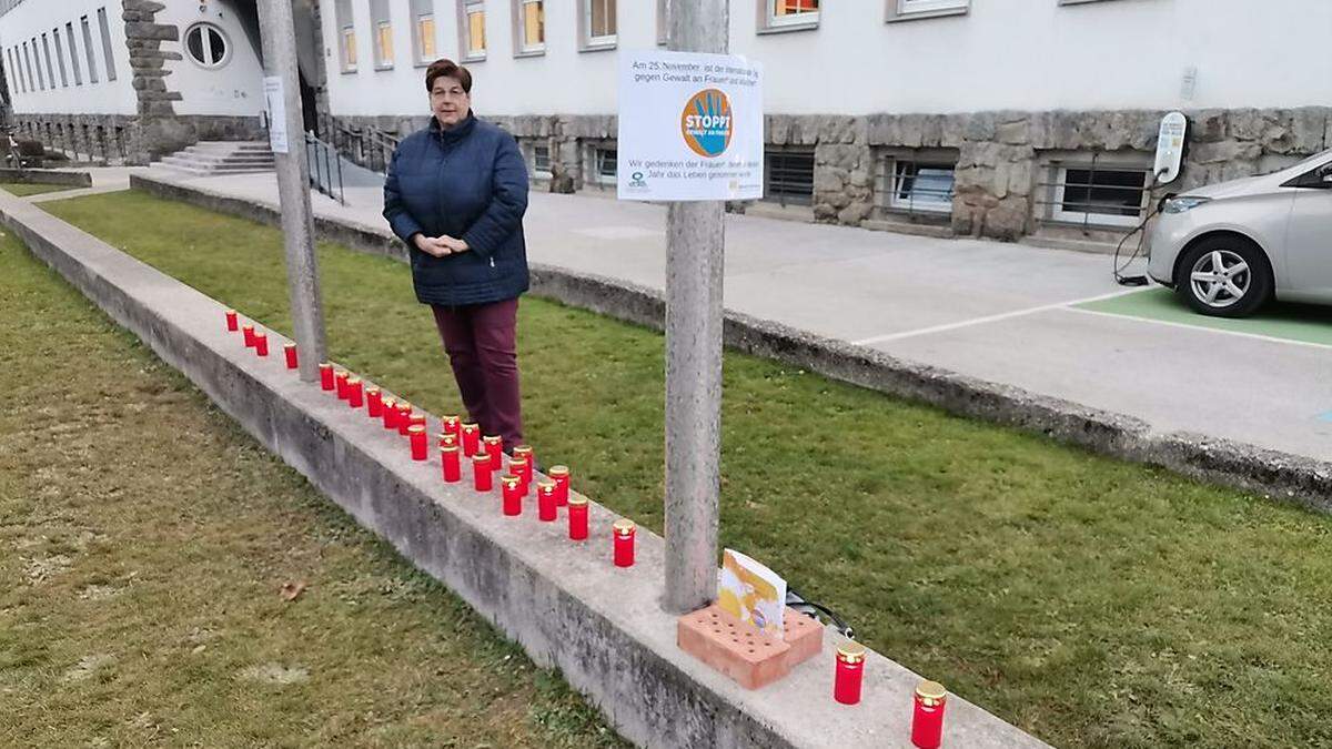 Diözesanreferentin Monika Tuscher vor dem Diözesanhaus in Klagenfurt. Mit Kerzen machte man auf 16 Tage gegen Gewalt aufmerksam