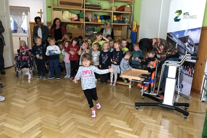 Die Freude über die neuen Geräte ist groß.