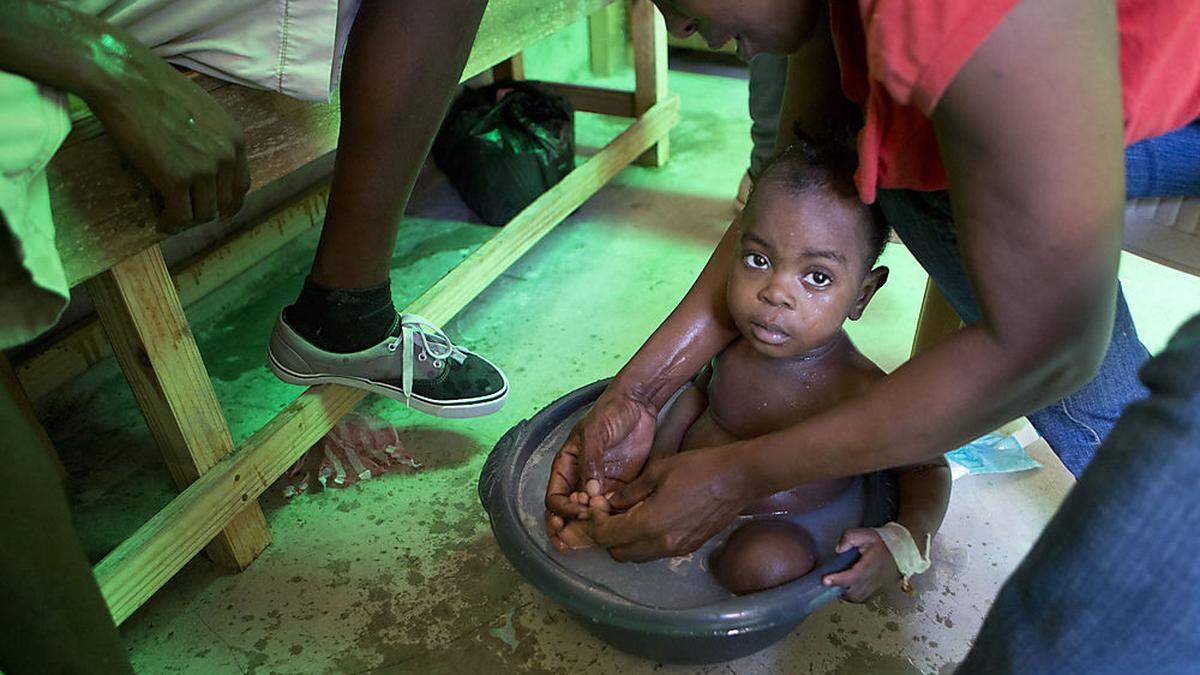 Ein kleiner Bub wird im CTC (Cholera Treatment Center) behandelt