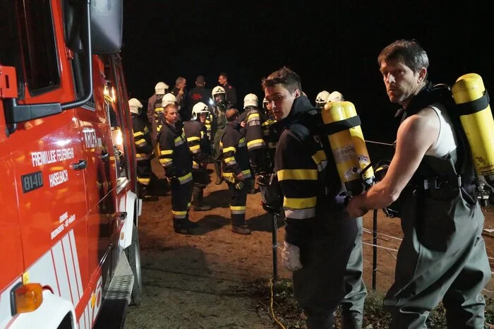 Ein Atemschutztrupp der Feuerwehr Haselbach bereitet sich auf den Abstieg in die Grube vor.