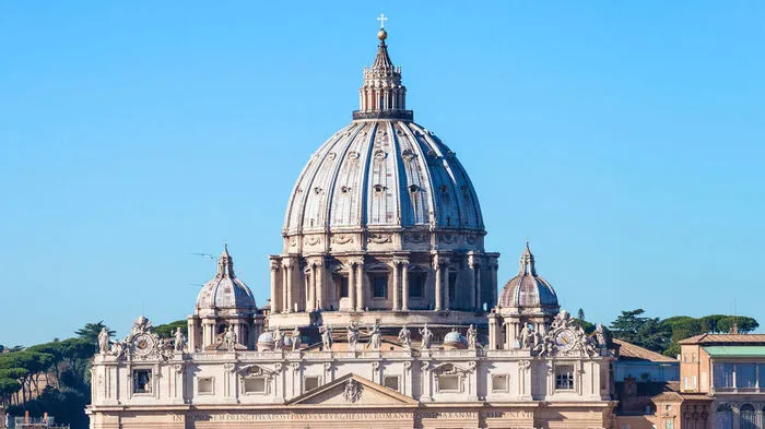 1506: Weil die Kirche über dem Grab des heiligen Petrus baufällig geworden ist, ordnet Papst Julius II. einen Neubau an. Finanziert soll das vor allem durch den Ablasshandel werden: Gegen eine Zahlung können die Gläubigen dem Fegefeuer entgehen. Luther kritisiert dies scharf. Doch nicht nur das: Als er selbst 1510/11 nach Rom kommt, ist er entsetzt ob des päpstlichen Prunks.