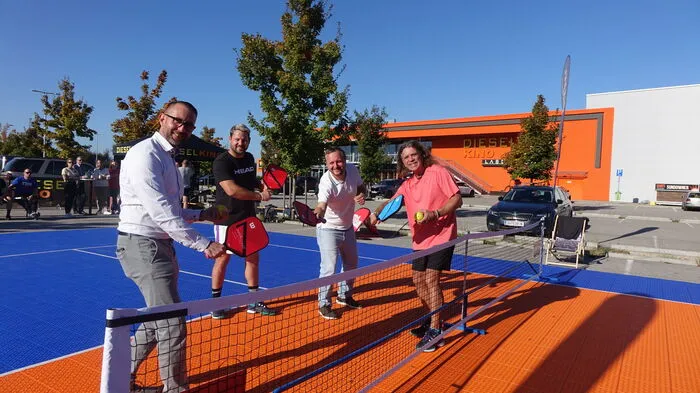 Bürgermeister Stefan Helmreich, Pickleball-Botschafter Thomas Andrä sowie Stefan Riedler und Wolfgang Diesel von der Diesel GmbH präsentierten am Dienstag, dem 4. Oktober 2022, den Pickleball-Platz beim Dieselkino in Lieboch.