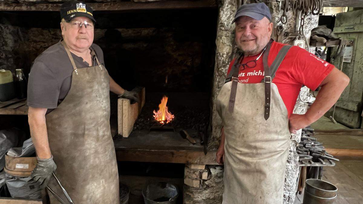 Luis Hammer und Siegi Gallhofer in der Hohenberg-Schmiede in Radmer, wo sie unter anderem Damastmesser schmieden