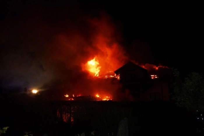 Da das Haus nach dem Brand unbewohnbar ist, musste die Familie bei Nachbarn unterkommen.