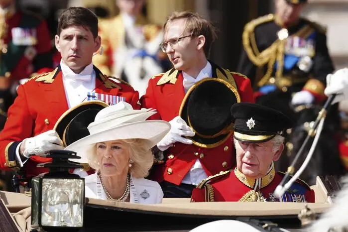 Charles und seine Frau, Königin Camilla (77), waren per Kutsche, begleitet von Hunderten Gardesoldaten, die Prachtstraße The Mall vom Buckingham-Palast zum zentralen Exerzierplatz Horse Guards Parade gefahren.