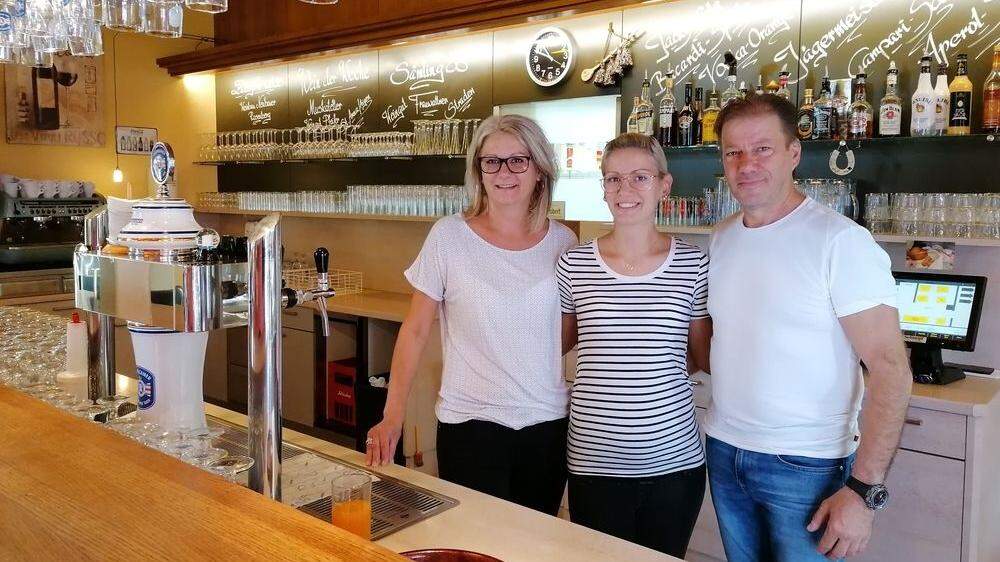 Gabi und Robert Lackner mit Tochter Samantha (M.): Sie betreiben das Gasthaus „Zum Campi“ im südoststeirischen Bairisch Kölldorf und suchen dringend Personal