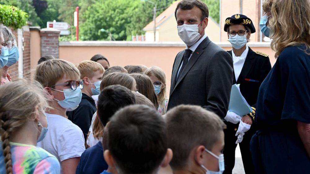 Macron beim Besuch der  Grundschule in Poix-de-Picardie
