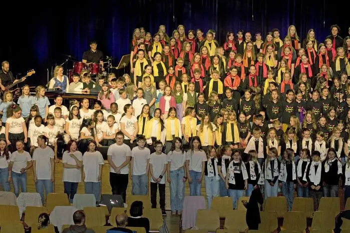 Den Abschluss bildete ein gemeinsamer Auftritt aller Chöre: Mit dem Lied „Wir sind alle Kinder dieser Welt“ setzten die jungen Sänger ein Zeichen für Frieden, Versöhnung und Toleranz – ganz im Sinne der Botschaft von „We are the World“.
