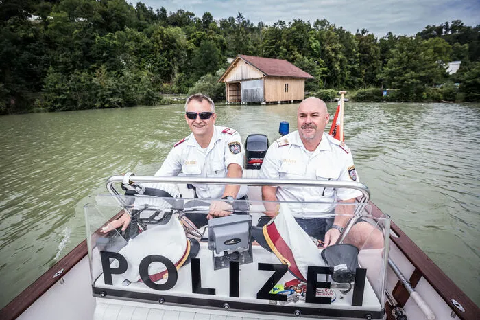 13 Bootsführer sind mit dem 50 PS starken Polizeimotorboot auf der Drau im Einsatz.