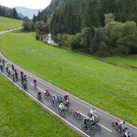Ein langes, buntes Band aus Mountainbikes, E-Bikes und Kinderanhängern schlängelte sich über die Landesstraße: Rund 500 Menschen demonstrierten bei einer großen Radprotestfahrt für einen durchgehenden Geh- und Radweg in die Gaal