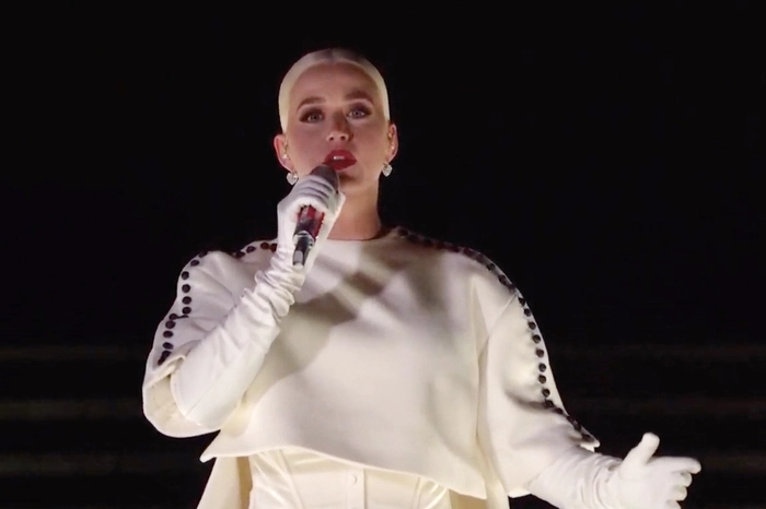   Das Grand Finale gehörte Pop-Star Katy Perry in weißer Robe vor dem Lincoln Memorial in Washington. Zu ihrem Hitsong "Firework" erlebte die Hauptstadt ein minutenlanges Feuerwerk-Spektakel. Der Himmel über dem Weißen Haus glitzerte in bunten Regenbogenfarben.