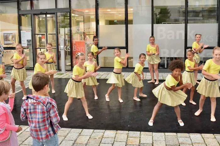 Junge Ballett- und Tanzschülerinnen treten auf und zeigen ihr Können