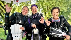 Erfrischte Taucherinnen des Klagenfurter Tauchshops, der auch Tauchkurse anbietet