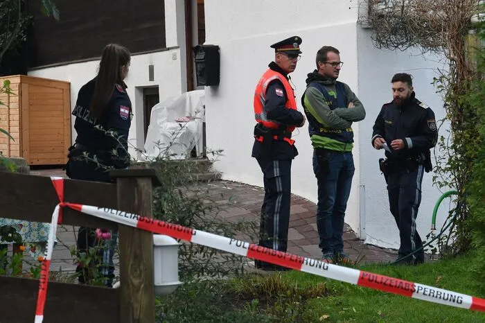 Der junge Mann, ein Einheimischer, stellte sich in den frühen Morgenstunden der Polizei.