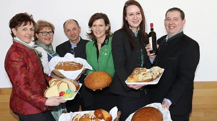 LK-Vizepräsidentin Maria Pein und Landesbäurin Gusti Maier mit den Siegerinnen Christine Neuhold, Kerstin und Bernhard Malli 