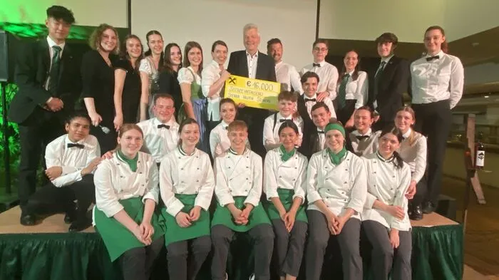 24 Schülerinnen und Schüler der dritten Klassen der Tourismusschulen in Bad Gleichenberg sammelten 16.000 Euro für den guten Zweck