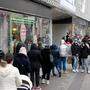 Menschenschlange vor einem Geschäft auf der Mariahilfer Straße in Wien am Montag