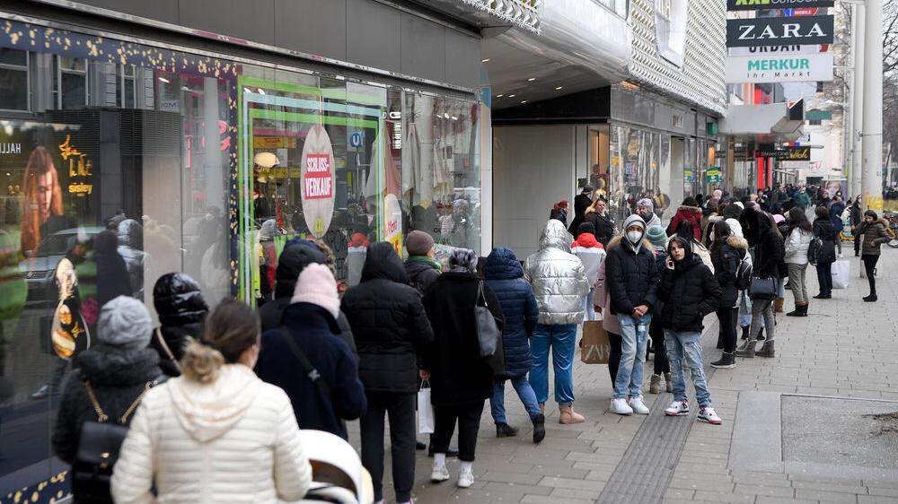 Menschenschlange vor einem Geschäft auf der Mariahilfer Straße in Wien am Montag