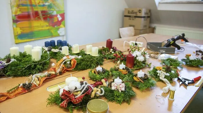 Adventkränze und Weihnachtsschmuck wurden von drei Insassinnen hergestellt.