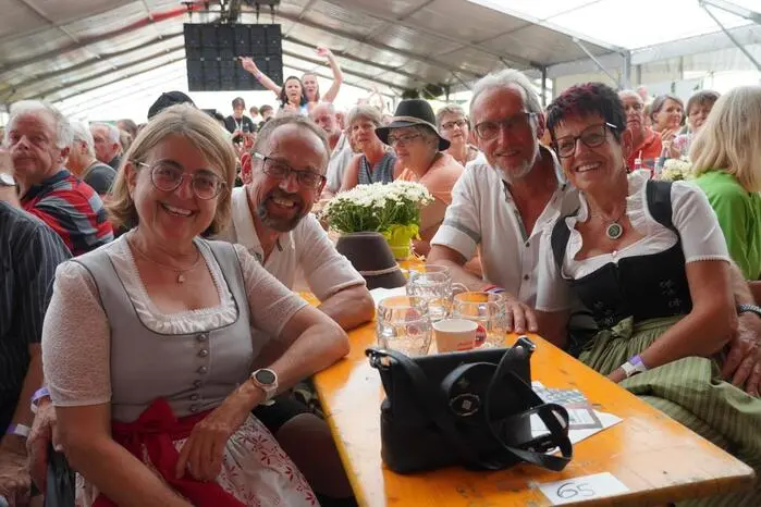 Im großen Festzelt herrscht ausgelassene Stimmung.