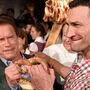 Schwarzenegger und Klitschko im Brez'n-Clinch
