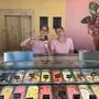 Bei ihnen kommt nur feinstes Eis in die Tüte: Theresa Schuster und Livia Moik bei „Harry‘s ICEcream“ in der Ragnitzstraße in Graz