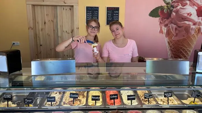 Bei ihnen kommt nur feinstes Eis in die Tüte: Theresa Schuster und Livia Moik bei „Harry‘s ICEcream“ in der Ragnitzstraße in Graz