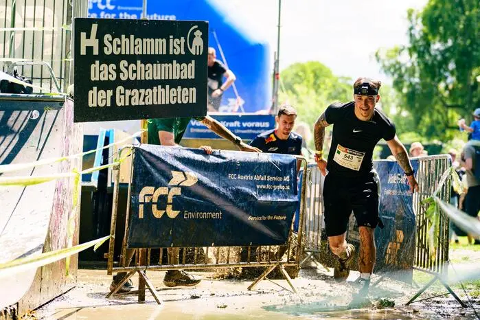 Ein Schlammbad gehört auch zum Grazathlon