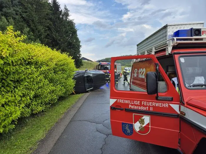 Eingesetzt waren die Freiwillige Feuerwehr Petersdorf II mit zwölf Einsatzkräften, die Freiwillige Feuerwehr Breitenbuch, das Rote Kreuz und die Polizei