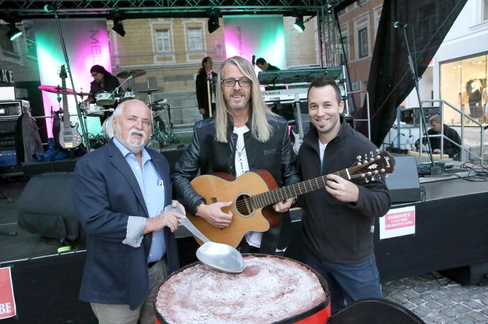 Neben den Konzert-Cheforganisatoren Gordon Kelz (links) und Fabian Röck (rechts) wurden unter anderen gesichtet: Landeshauptmann Peter Kaiser, Bürgermeister Gerhard Mock, Steuerberater Gerhard Kampitsch, Richter Oliver Kriz sowie Schulabteilungsleiterin Viktoria Grilz.