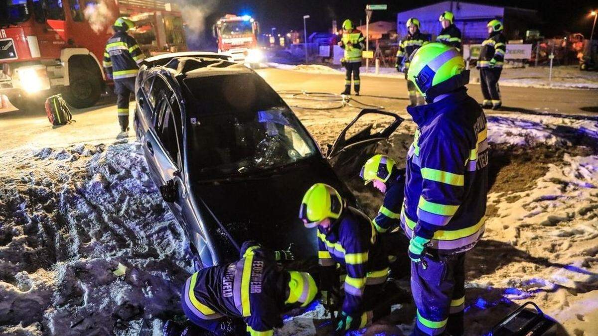 Lenker eingeklemmt: Die Feuerwehr Knittelfeld beim Einsatz auf der L553