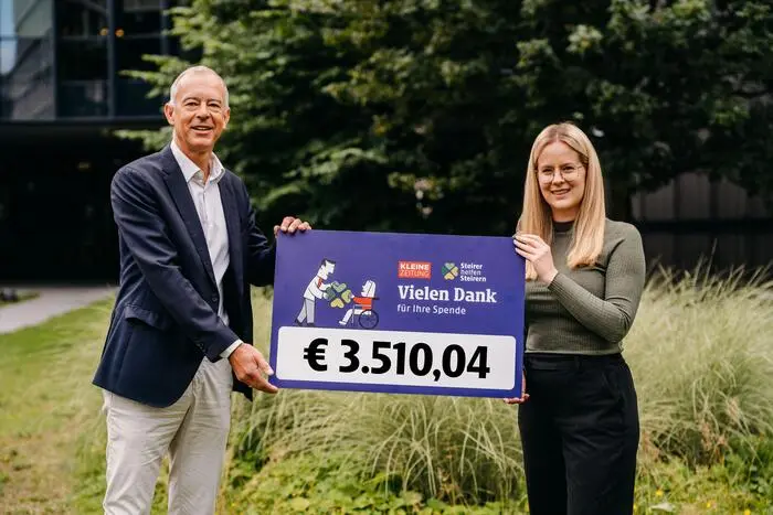 Thomas Lorenz übergibt den Scheck über 3510,04 Euro an Carina Tacer von „Steirer helfen Steirern“