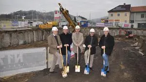 Menschen mit Spaten in der Hand | Vorstandsdirektor Christian Sajovitz, Aufsichtsratsvorsitzender Gerhard Oswald, Vorstandsdirektor Martin Klabuschnig und die beiden Prokuristen Christoph Frauwallner und Reinhold Weinländer (von links) beim Spatenstich