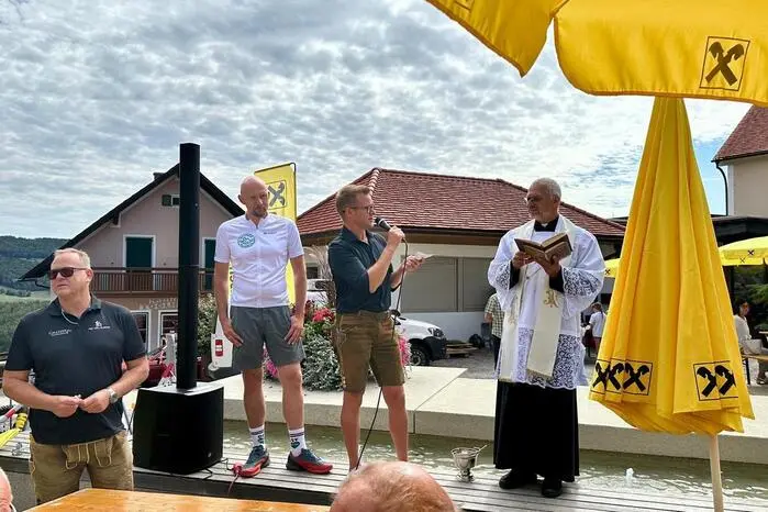 Nach der Segnung der Radler durch Pfarrer Roger Ibounigg wurde am Hauptplatz von Pöllauberg zu den Klängen der Musikgruppe „Die Runden Oberkrainer“ getanzt und gefeiert.