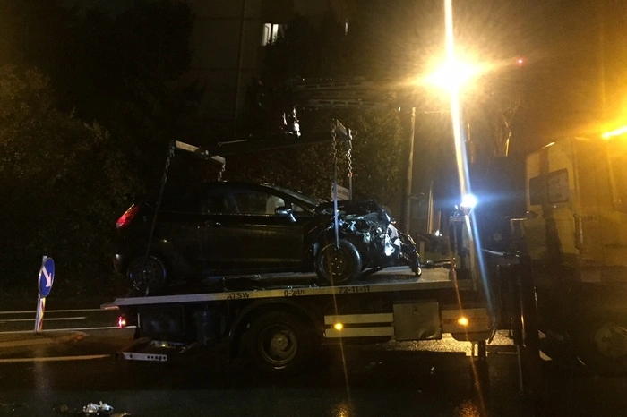 Aus noch ungeklärter Ursache waren die zwei Fahrzeuge im Bereich Riesstraße Ecke Ragnitzstraße ineinander gekracht.