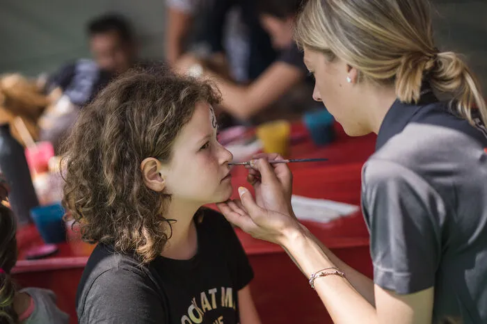 ... beim Grazer Schloßbergfest standen etwa Kinderschminken ...