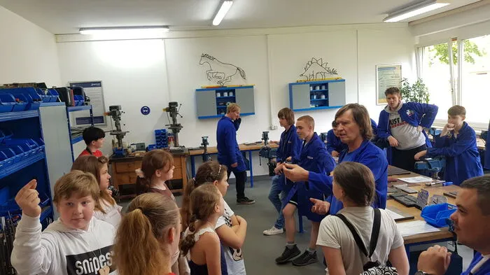 In der Metallwerkstätte der Polytechnischen Schule Köflach wurden Trillerpfeifen aus Kupferplatten gebogen.