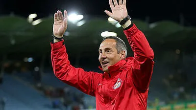 Adi Hütter winkt zum Abschied aus Salzburg