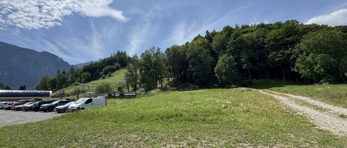 Parkflächen und Wiesen an der Talstation der Hochstein-Bahn