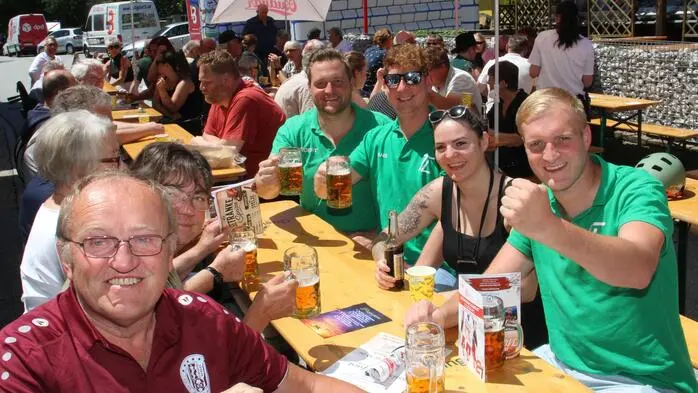Strahlend blauer Himmel, sommerliche Temperaturen, Riesen-Stelzen, knusprige Grillhendl, viel Musik, Hüpfburg für die Kleinsten und Marktstände mit großer Auswahl waren der perfekte Mix für einen gelungenen Frohnleichnamstag beim Diner und Restaurant Pizzburg in Söding-St. Johann.