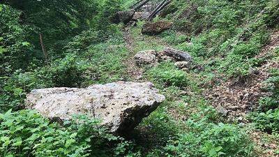 Tonnenschwere Felsbrocken stürzten auf einen Güterweg
