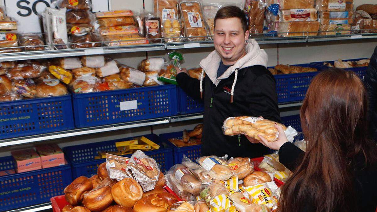 Lebensmittel werden einzeln ausgegeben