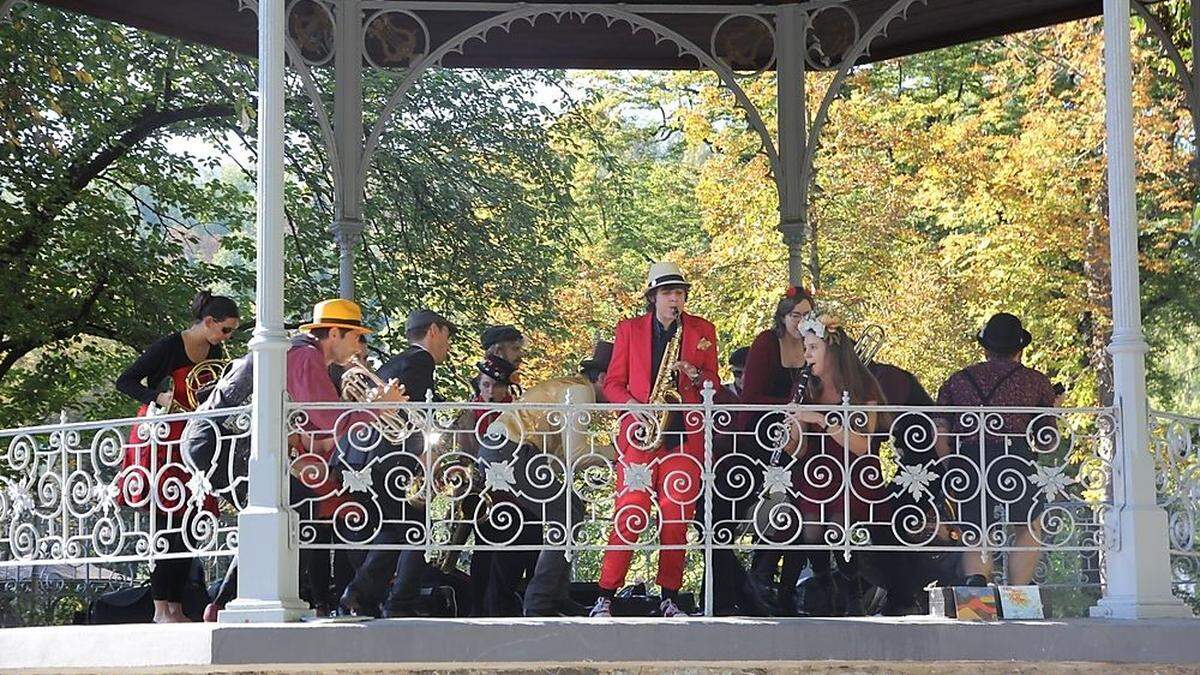 Das &quot;Masala Brass Kollektiv&quot; spielt im Pavillon im Stadtpark