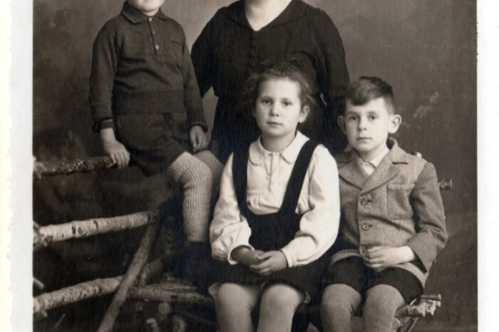 Mit Mutter Theresia Pucher und seinen zwei Geschwistern in Mariazell.