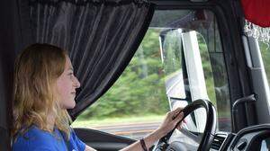 Lena Retter ist 19 Jahre alt und als Truckfahrerin in ganz Europa unterwegs