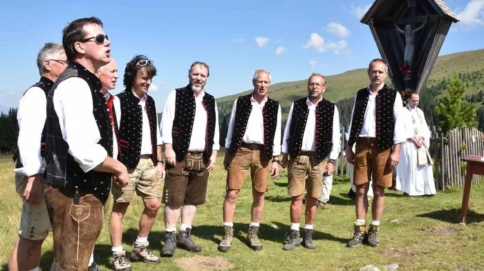 Musikalisch umrahmt wird die Messe am Berg vom „8-Gsong“ unter Gernot Fladnitzer