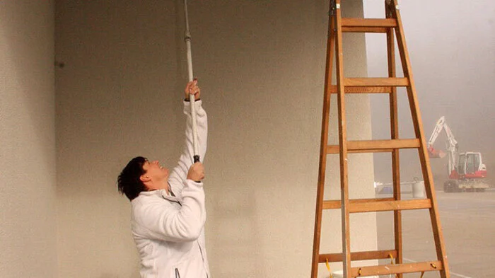 Es wird gemalt, gehobelt, gegossen, geschnitten. Die Bauarbeiten laufen planmäßig