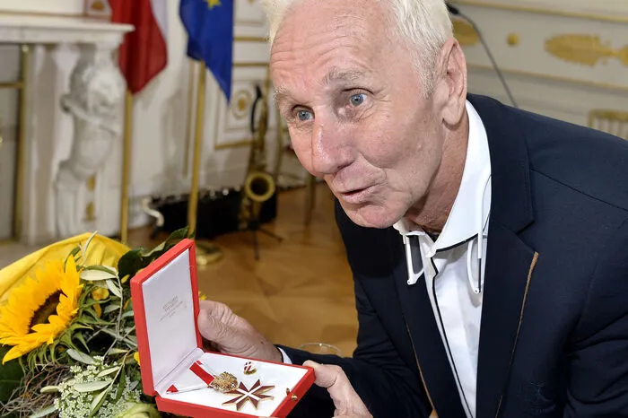 ... das Goldene Ehrenzeichen für Verdienste um die Republik von Kulturminister Thomas Drozda (SPÖ) entgegen. 